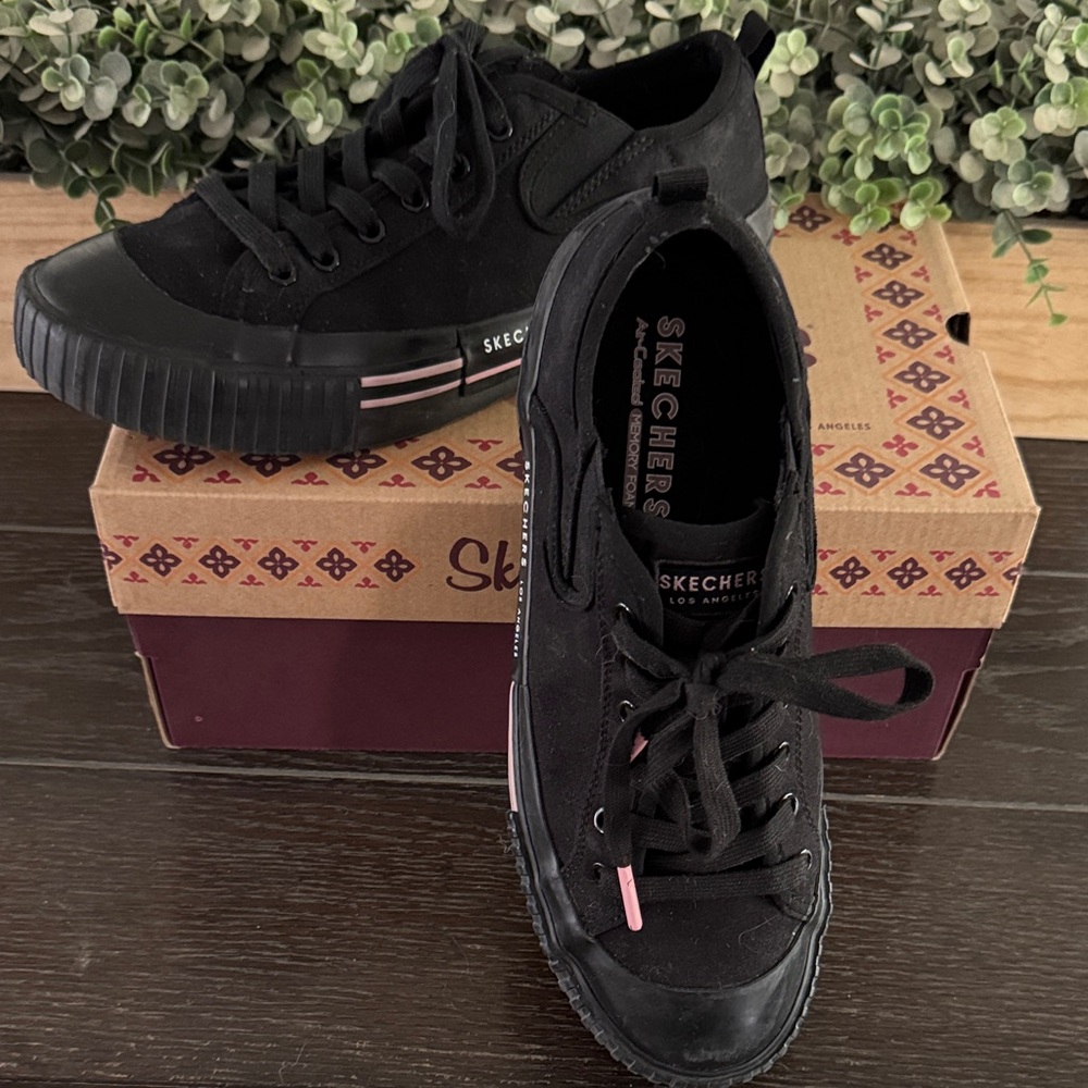 Skechers Black and Pink Casual Sneakers like Converse style size 9